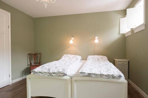 1 Schlafzimmer mit 2 Betten in einem Zimmer in der Unterkunft Achterhuis Hamingen in Staphorst