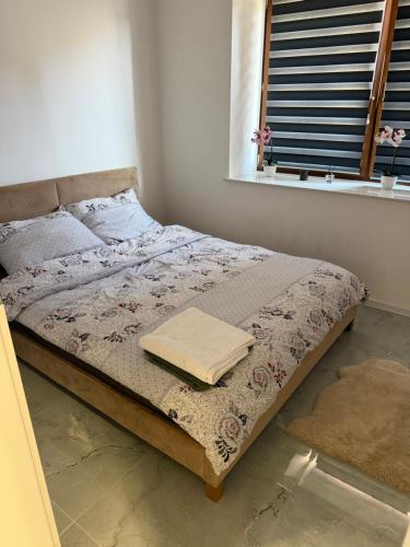 a bed sitting in a bedroom with a window at Apartament Ostrowiec Świętokrzyski Browarna 4 in Ostrowiec Świętokrzyski