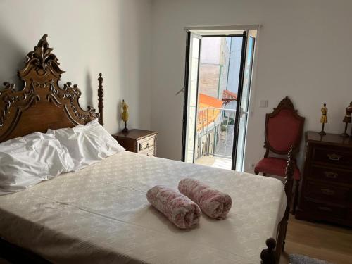a bedroom with a bed with two towels on it at Casa de Girabolhos in Girabolhos