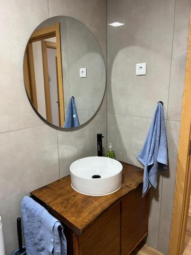 a bathroom with a sink and a mirror at Casa de Girabolhos in Girabolhos