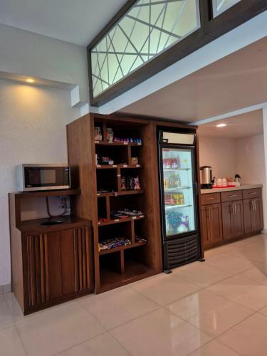 a room with a kitchen with aasteryasteryasteryasteryasteryasteryasteryasteryastery at Hotel Baja in Tijuana