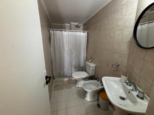 a small bathroom with a toilet and a sink at Casa serena apart in Paraná
