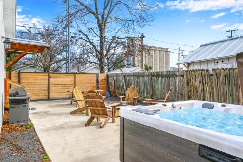 a backyard with a hot tub and chairs at Bridge Haus in New Braunfels