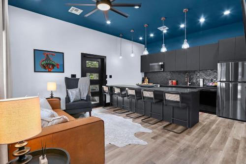 a living room with a kitchen with a bar and a couch at Little Blanca in Canyon Lake