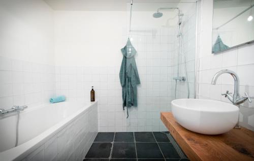 Bilik mandi di Uylenhof Hotel