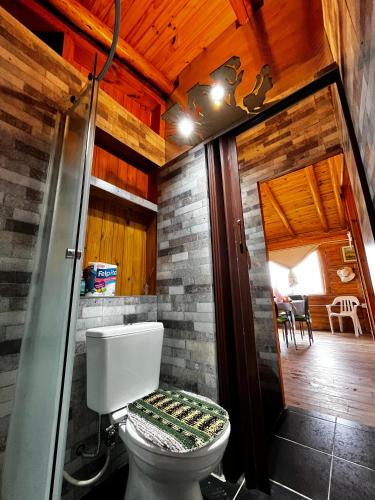 a bathroom with a toilet in a cabin at Amaneceres de San Isidro in José de la Quintana