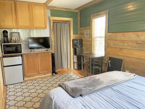 a bedroom with a bed and a kitchen and a table at Buckhorn Lookout in Custer