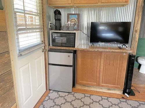 a kitchen with a refrigerator and a tv and a microwave at Buckhorn Lookout in Custer