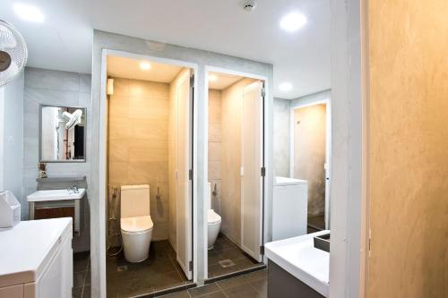 een badkamer met een toilet en een wastafel bij 7 Wonders Boutique Capsule in Singapore