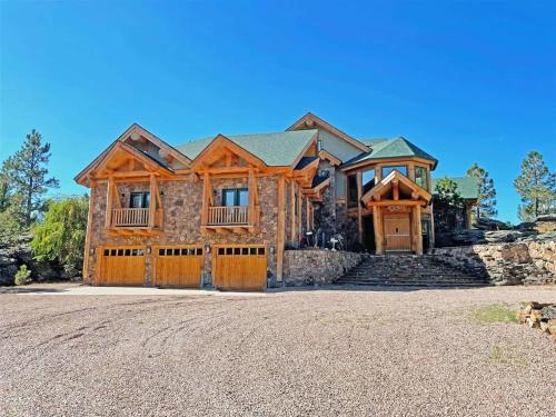 a large wooden house with a large driveway at Granite Ridge Lodge in Keystone