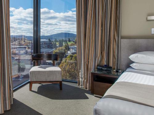 Tempat tidur dalam kamar di Mantra Collins Hotel