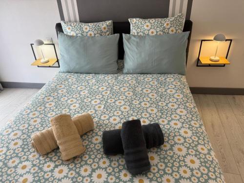 a bed with two pairs of towels on it at Appartement cosy entièrement équipé in Villeneuve-sur-Lot