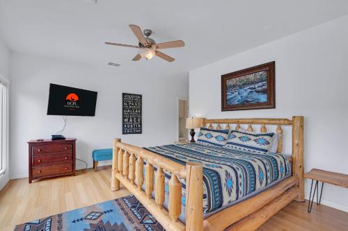 a bedroom with a bed and a ceiling fan at Rio Cantando in Wimberley