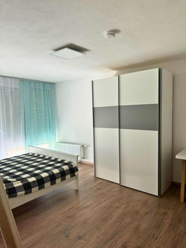 an empty room with a bed and a closet at Modernes Reihenhaus mit Terrasse drei Schlafzimmer fuer sechs Personen in Kempten