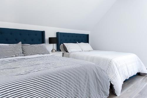 two beds sitting next to each other in a bedroom at Cozy Cottage, The Getaway in Quebec in Brownsburg