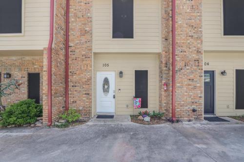 a brick house with a white door at Cozy Glimmer in Canyon Lake
