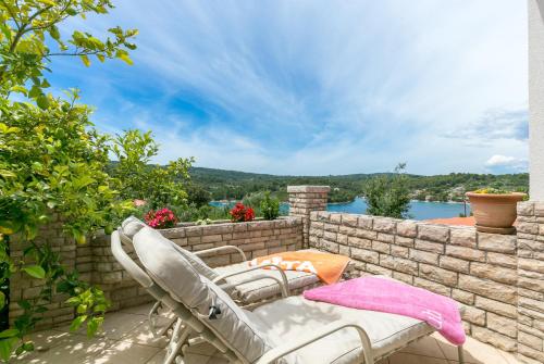 Apartments by the sea Necujam, Solta - 2089