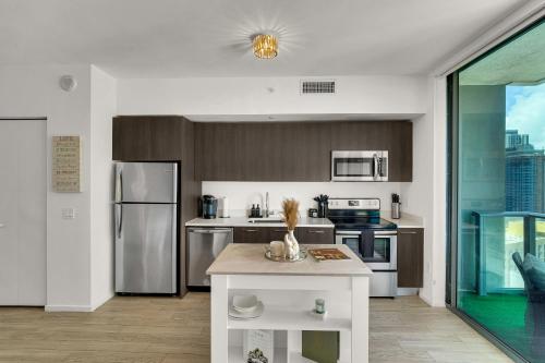 Azure Miami - Studio Apartment with Stunning City & Bay Views! photo 10