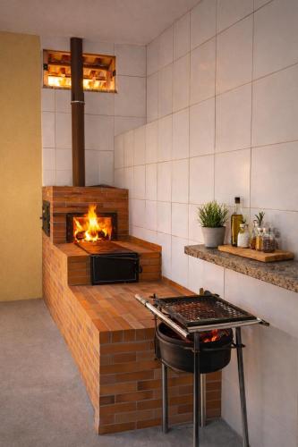 a kitchen with a stove with a fire in it at Rekanto Canastra in Delfinópolis