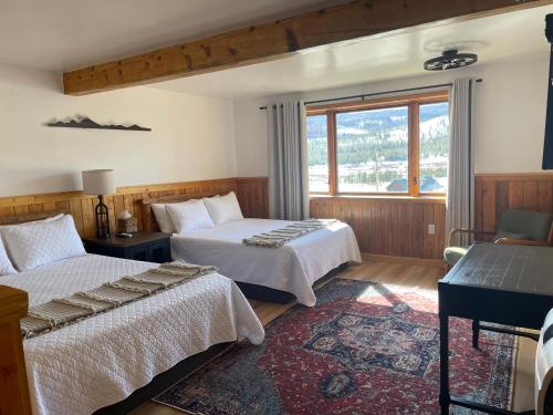 a bedroom with two beds and a window at Lava Mountain Lodge in Dubois