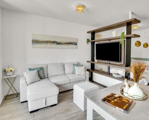 Azure Miami - Studio Apartment with Stunning City & Bay Views! photo 13