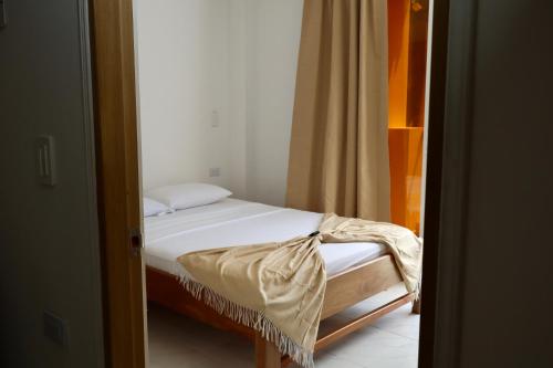 a small bedroom with a bed in a room at Apto cerca Hacienda Nápoles Santorini Río claro Aire acondicionado in Doradal