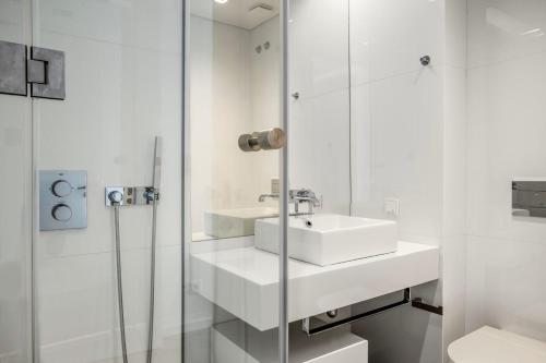 Bedroom in a Modern Apartment in Chiado in a Shared House