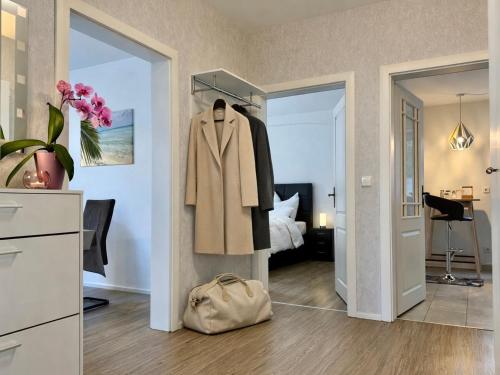 a dressing room with a coat hanging on a rack at Im Herzen von Bad Mergentheim in Bad Mergentheim