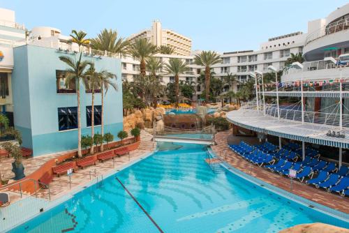 Piscina de la sau aproape de Club Hotel Eilat - All Suites Hotel