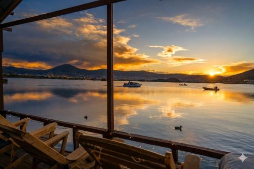 a view of the water from a boat at sunset at uros royal logde in Puno