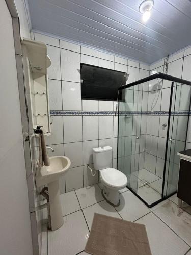 a small bathroom with a toilet and a sink at Vila do Chaves Sr Barriga 70 in Itajaí
