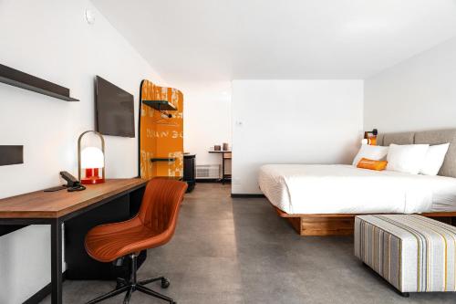 a bedroom with a desk and a bed and a desk and a chair at Boundary Hotel By Terra Vi, Durango in Durango