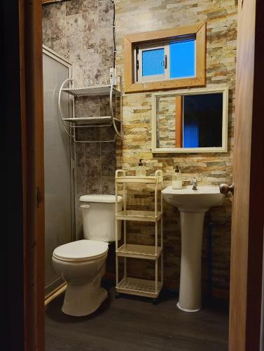 a bathroom with a toilet and a sink at Rita in Lota