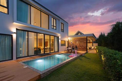 a house with a swimming pool in the yard at Villa Nordic Private Pool Pakchong in Ban Thung Sawang