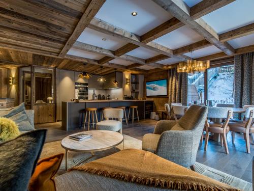 Appartement de luxe avec accès ski aux pieds, spa, terrasses ensoleillées et services hôteliers inclus - FR-1-613-61