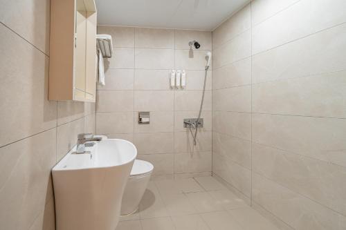 ein Badezimmer mit Toilette, Waschbecken und Dusche in der Unterkunft hotel J bay in Samgong-ni