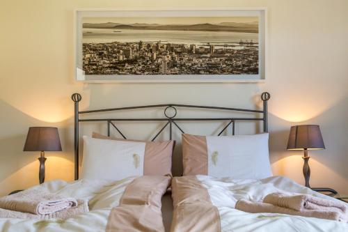 Katil atau katil-katil dalam bilik di Hout Bay Lodge