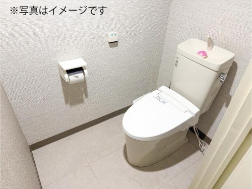 a bathroom with a white toilet in a stall at ホテルシルクロード ＡｄｕｌｔＯｎｌｙ in Hiroshima