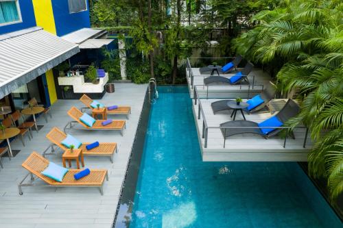 an overhead view of a swimming pool with chairs and tables at LiT BANGKOK Residence in Bangkok