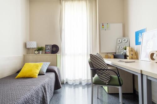 Schlafzimmer mit einem Bett, einem Schreibtisch und einem Stuhl in der Unterkunft Residencia Universitaria Damia Bonet in Valencia