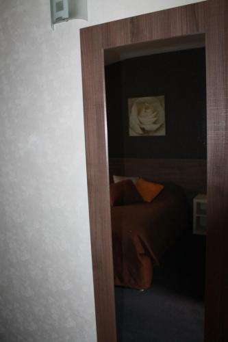 a mirror in a room with a bed at Don Quichotte in Vallet