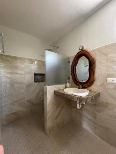 a bathroom with a sink and a mirror at Casa Xu´unan in Valladolid