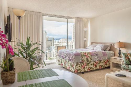 Tropical Studios at Marine Surf Waikiki - FREE PARKING - BEST LOCATION - FULL KITCHEN - SWIMMING POOL 객실 침대