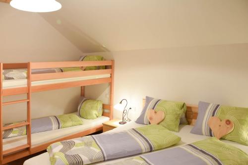 Postel nebo postele na pokoji v ubytování Sonnenchalet 2 im Salzburger Lungau