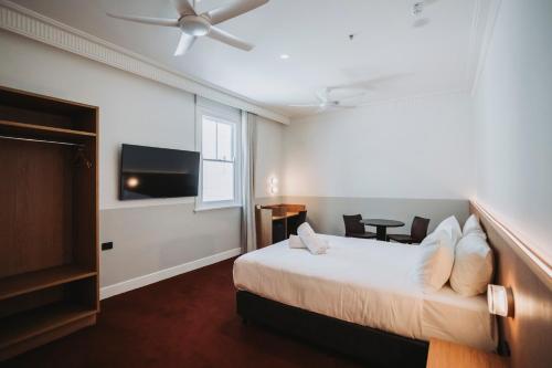 Llit o llits en una habitació de Royal Hotel Orange