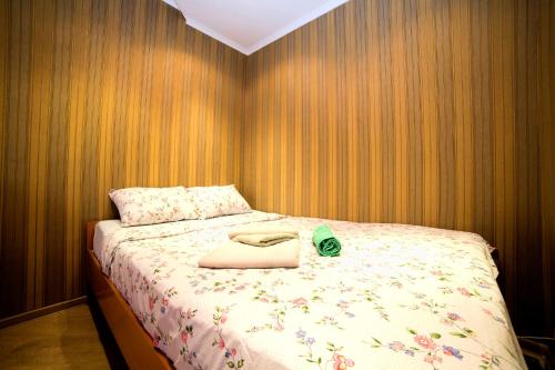 モスクワにあるBakuleva 6 Apartmentのベッドルーム1室(ベッド1台、バスローブ付)