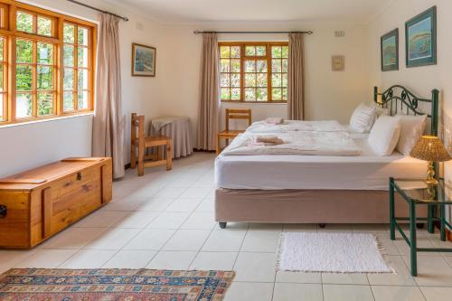 Cama ou camas em um quarto em Hout Bay Lodge