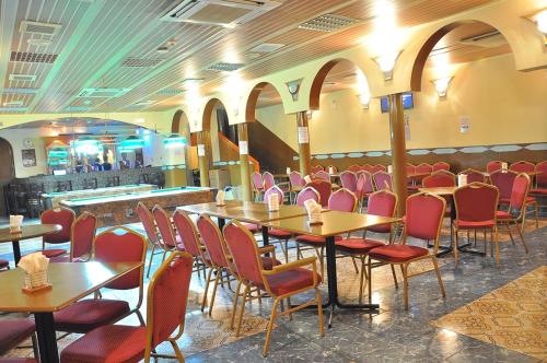 Bowshar International Hotel tesisinde bir restoran veya yemek mekanı