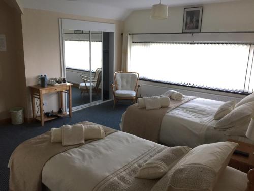 una camera d'albergo con due letti e una finestra di Seawater View Accomadation - Accommodation only a Redcastle