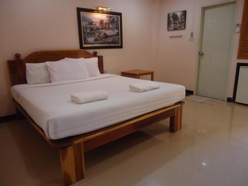 Postel nebo postele na pokoji v ubytování Phadaeng Hotel